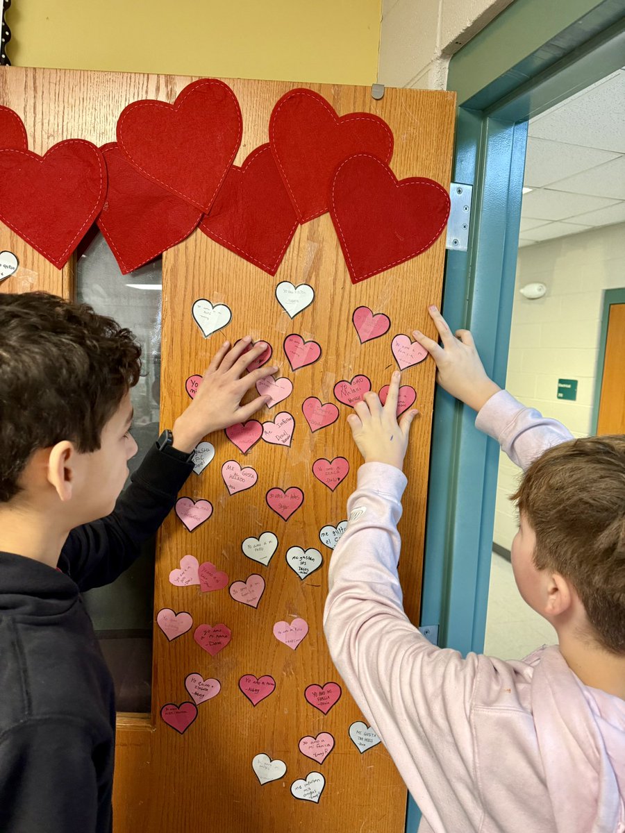 ronnyareth's tweet photo. Felíz día del amor y la amistad 💕 ❤️ 

Ss shared what they love, like, and care about by writing a Valentine’s card in the target language. | @eastcarymiddle @ParticipateLrng @Ndavis615 https://t.co/LnWVw2JZRO