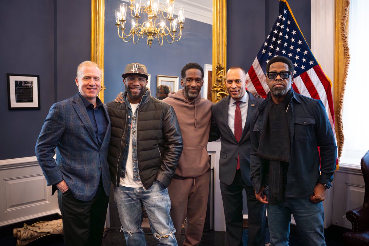 SoundExchange's tweet image. Yesterday, @BoyzIIMen delivered a letter signed by 300+ artists asking lawmakers to pass the American Music Fairness Act.

The iconic R&amp;amp;B group met with democratic and republican lawmakers to discuss why artists should be paid when their music is played on AM/FM radio.

Read…