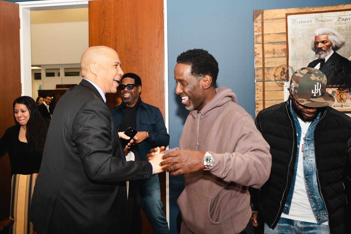 SoundExchange's tweet image. Yesterday, @BoyzIIMen delivered a letter signed by 300+ artists asking lawmakers to pass the American Music Fairness Act.

The iconic R&amp;amp;B group met with democratic and republican lawmakers to discuss why artists should be paid when their music is played on AM/FM radio.

Read…