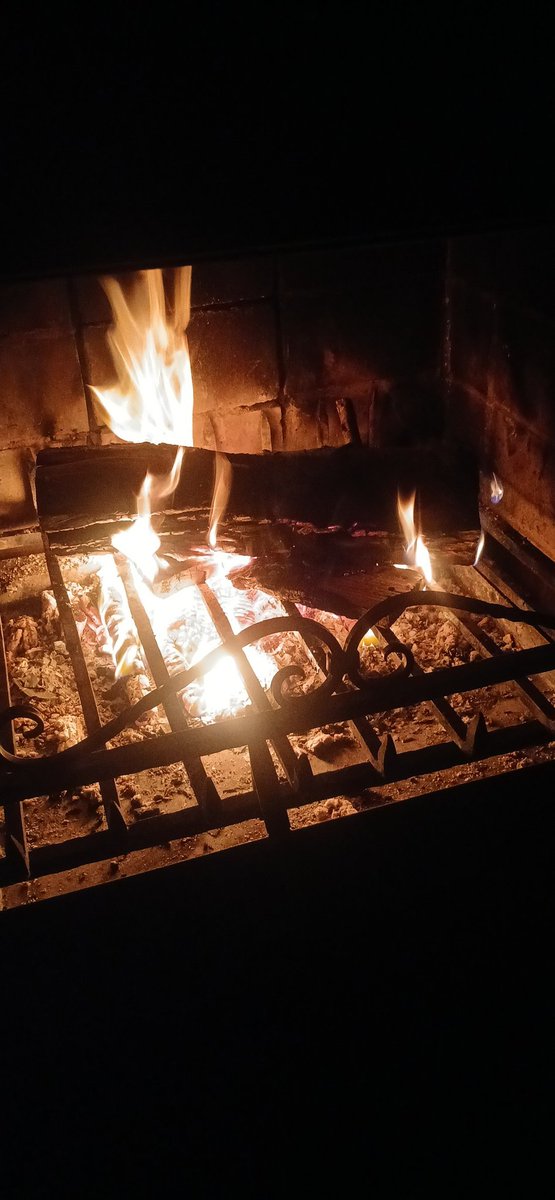Fijne avond..lekker haardje aan.....❤️♨️