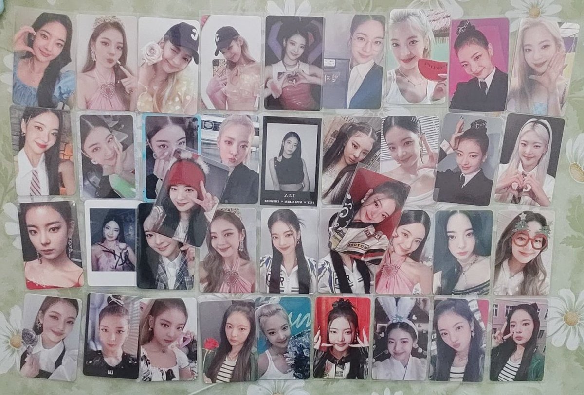 Gelen o muhteşem ötesi mail😭😭😭😭  (video çekerken fotoğraf çektiğim için tost makinası gibi duruyor...) AMA O KADAR HARIKA Kİ GERÇEKTEN OTURUP AĞLAYACAĞIM HEPSİNE AYRI HAYRAN KALDIM HEPSİ NASIL BİRBİRİNDEN GÜZEL OLABİLİR😭😭