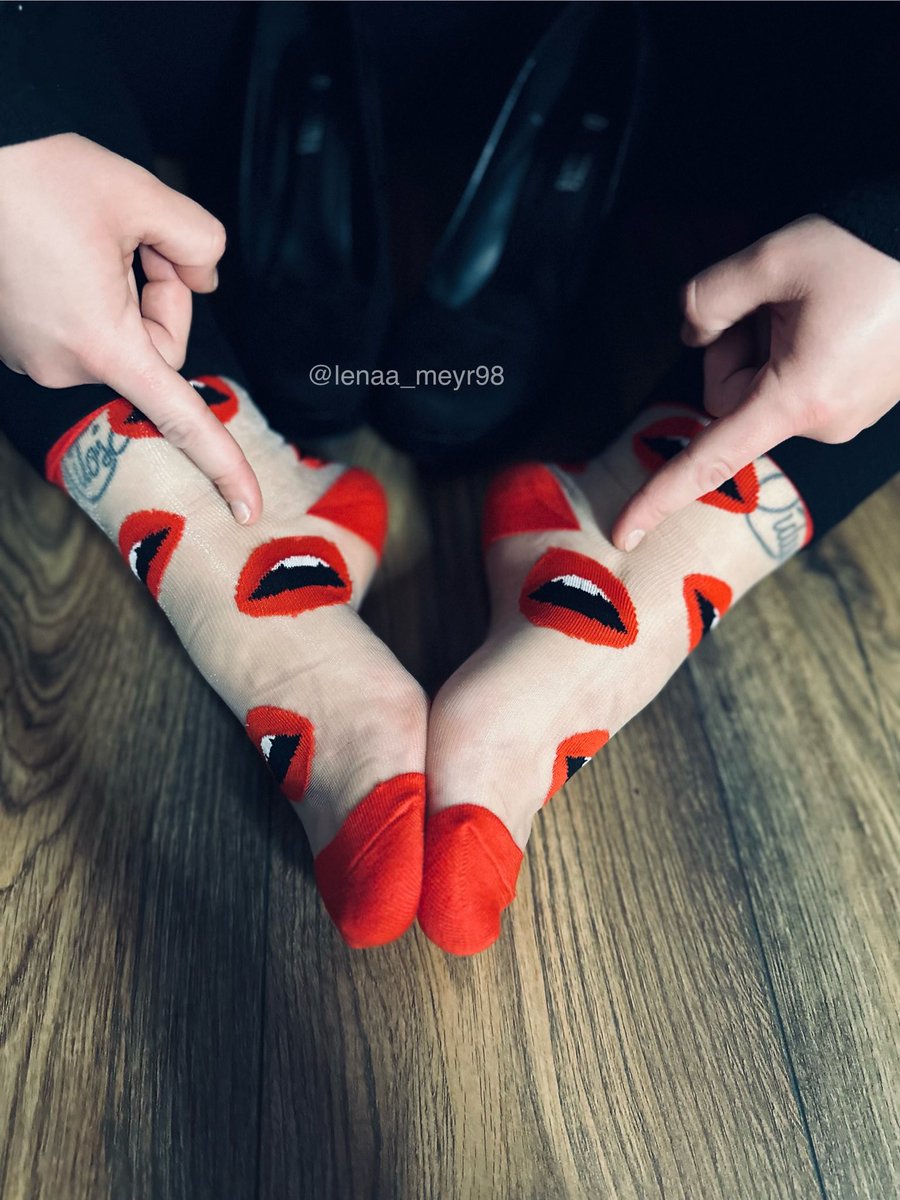 Happy Valentinstag du Loser 💋😈
Nimm schön Platz, dann darfst du meine Füße betrachten und vielleicht etwas von dem Duft genießen 🧦👃🏼💦

#feetworshi̇p #feetfetish #sockfetish #nylonfetısh #socklover #nylonlover #barefoot #heels #sneaker #goddess #findom #sweatyfeet #slavefeet