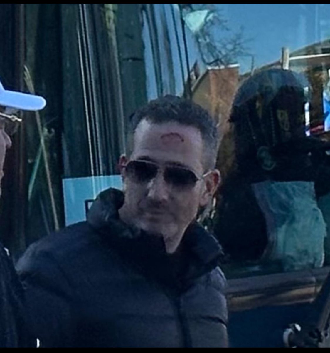 EaglesBurna's tweet image. SOMEBODY HIT HOWIE ROSEMAN IN THE HEAD WITH A BEER ????
WTF ???