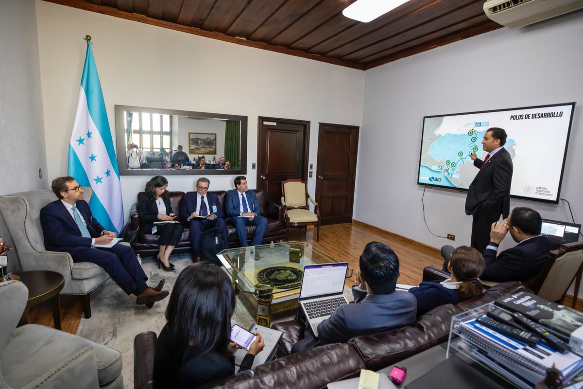 Tuve una reunión productiva con distinguidos representantes del BID: María José Jarquín, Representante Residente en Honduras, Tomás Serebrisky, gerente de división de infraestructura, Lorenzo Escondeur, jefe de operaciones, y René Cortes, especialista en transporte. Conversamos
