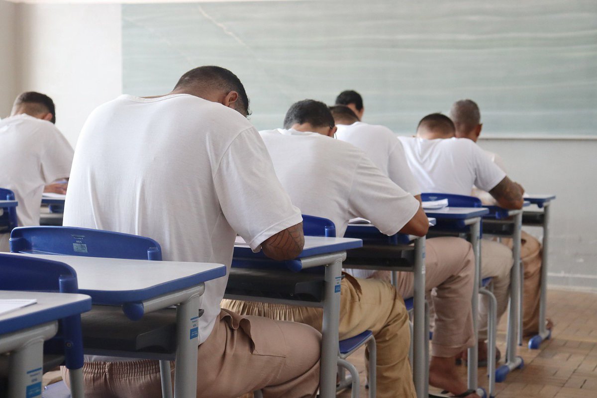 Parceria da SAP com o Centro Universitário de Lins <a href="/unilinsoficial/">Unilins</a> viabiliza 200 bolsas de estudo para presos do sistema prisional paulista. O convênio firmado prevê a ampliação do Ensino a Distância em diversas áreas de ensino.