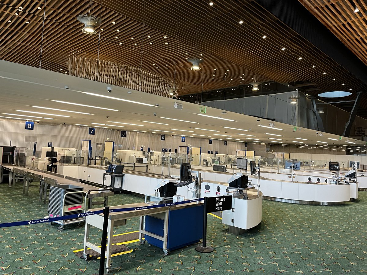 davidpark_1's tweet image. One of two security checkpoints is closed because there wasn’t enough TSA staffing. Really? It wasn’t like they didn’t know it had been snowing since YESTERDAY!  And all of us passengers managed to get here! #TSAfail #fail #badmanagement