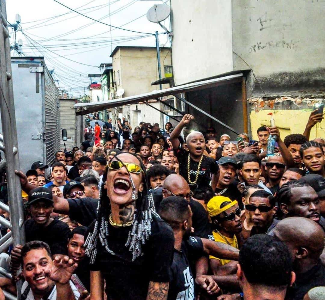 Se meus inimigos pararem de dizer mentiras a meu respeito eu paro de dizer verdades a respeito deles. Filha da puta da risada enquanto o gueto chora, filha da puta chora enquanto o gueto da risada, eles nunca vão aceitar ver um menino que veio da onde eu vim "feliz", eu to só