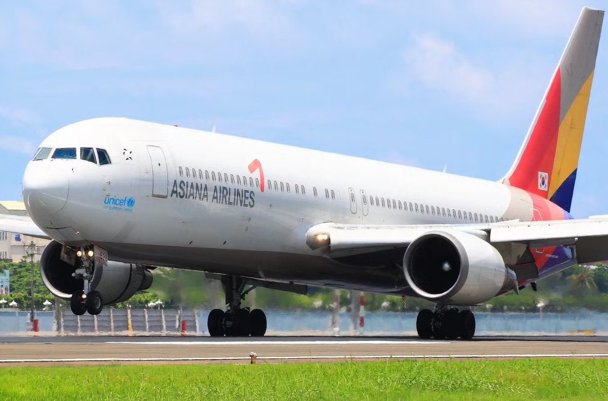 wingbits's tweet photo. The last non-ER Boeing 767-300 is being retired EOY 2025.

Only 104 were produced over its 39-year run, so catch this rare aircraft's final days flying across Korea while you still can! 

A new era of aviation is upon us, and we're proud to be a part of it. ✈️ https://t.co/4LgKW7cpn0