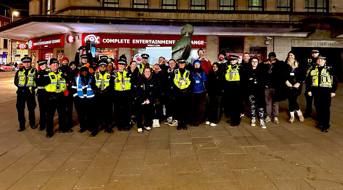 🌹Valentines evening &amp; the #NightSafeLeeds starts with a on-street briefing

🌹#BeKind❤️

🌹If u see something that doesn't feel right report it!
🪩StickWithYourMates
🪩TakeItEasy
🪩PlanYourJourney
🪩BeAware

🌹Have good night, get home safely
❤️#Leeds the capital of #Yorkshire😉