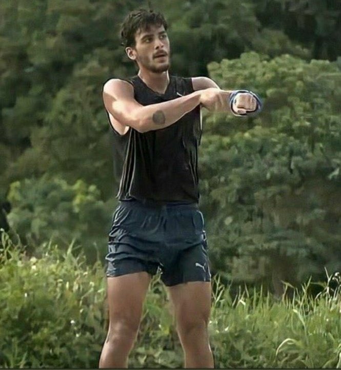 PoyrazFC48's tweet photo. Survivor POYRAZI rakip seçmez seçilir her zaman en iyilerde mücadele eder bize yarışmacı fark etmez biz hiçbir zaman kaybetmeyiz herşeyimizi vericez kanımızın son damlasına kadar savaşıcaz herkes kalbinin ekmeğini yer bunu böyle bilin survivor biziz #BİGBOY @poyrazBIGG.⚡👑 https://t.co/zSsq458vJq
