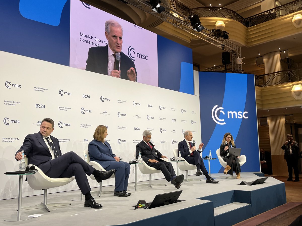 Laila Stenseng (@norwayambde) on Twitter photo Erster Tag der MSC mit 🇳🇴Ministerpräsident <a href="/jonasgahrstore/">Jonas Gahr Støre</a> u.a bei wichtige Debatte über die Verteidigung der Demokratie. Auch dabei in München: <a href="/EspenBarthEide/">Espen Barth Eide</a>, <a href="/jensstoltenberg/">Jens Stoltenberg</a> <a href="/toreosa/">Tore O. Sandvik</a> und <a href="/AsmundAukrust/">Åsmund Aukrust</a> #msc Erster Tag der MSC mit 🇳🇴Ministerpräsident <a href="/jonasgahrstore/">Jonas Gahr Støre</a> u.a bei wichtige Debatte über die Verteidigung der Demokratie. Auch dabei in München: <a href="/EspenBarthEide/">Espen Barth Eide</a>, <a href="/jensstoltenberg/">Jens Stoltenberg</a> <a href="/toreosa/">Tore O. Sandvik</a> und <a href="/AsmundAukrust/">Åsmund Aukrust</a> #msc