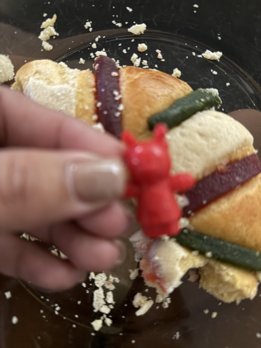 gonled's tweet photo. Never late to have a Rosca de Reyes. Gracias Bibiana Montiel❤️. Me encantó y hasta le salió el baby an Ernie Gonzalez. #gonled #roscadereyes https://t.co/UWaIQoypQP