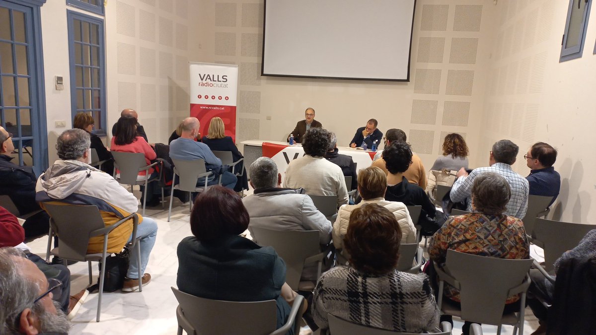 Eloi Bigorra 🎗 (@ebigorra) on Twitter photo A la #BibliotecaPopularValls comença la conferència d' <a href="/albertsaezc/">Albert Sáez</a> director del <a href="/elperiodico_cat/">El Periódico</a> en el marc del #diainternacionaldelaradio amb l'organització de <a href="/rcvalls/">Ràdio Ciutat de Valls</a> A la #BibliotecaPopularValls comença la conferència d' <a href="/albertsaezc/">Albert Sáez</a> director del <a href="/elperiodico_cat/">El Periódico</a> en el marc del #diainternacionaldelaradio amb l'organització de <a href="/rcvalls/">Ràdio Ciutat de Valls</a>