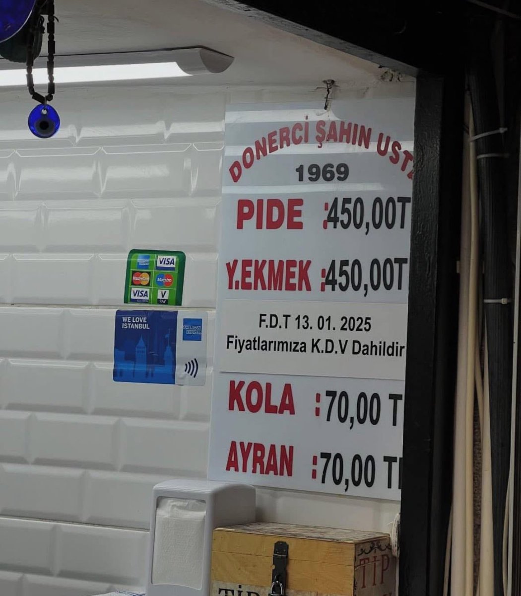 Arkadaşlar, ciddi bir boykot kampanyası başlatmamız gerekiyor. Dışarıda 400-500 liradan aşağı yemek bulmak zor. Çoğu mekanda su 40 lira. İçecekler 70-80 lira. Bundan sonra buluşmaları dışarıda değil, evde yapalım. Bunun enflasyonla ne alakası var? Ciddi bir ahlaksızlık sorunuyla