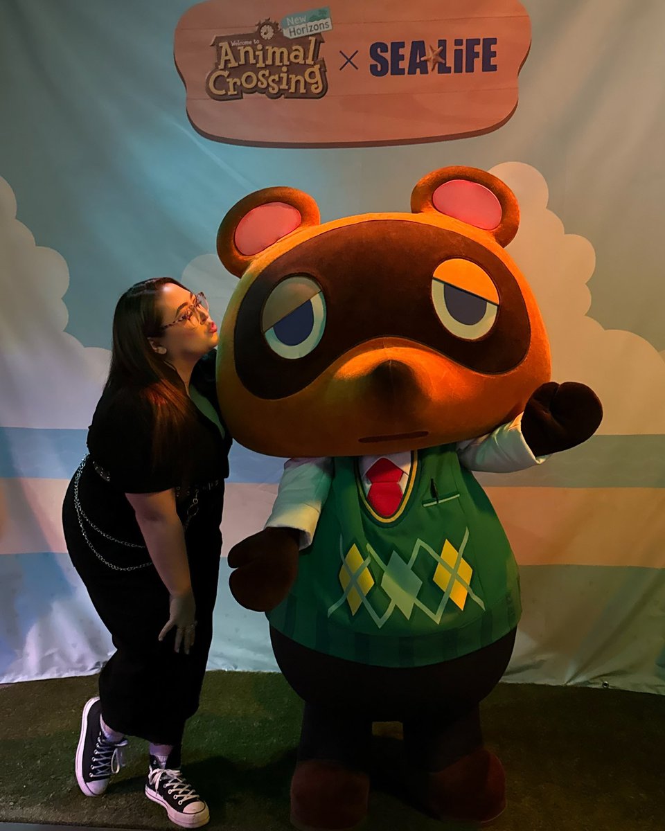 I have a little tradition where I always take myself to the aquarium on Valentine’s Day and it just so happened it was during the animal crossing take over this year so I had a valentine after all 💖