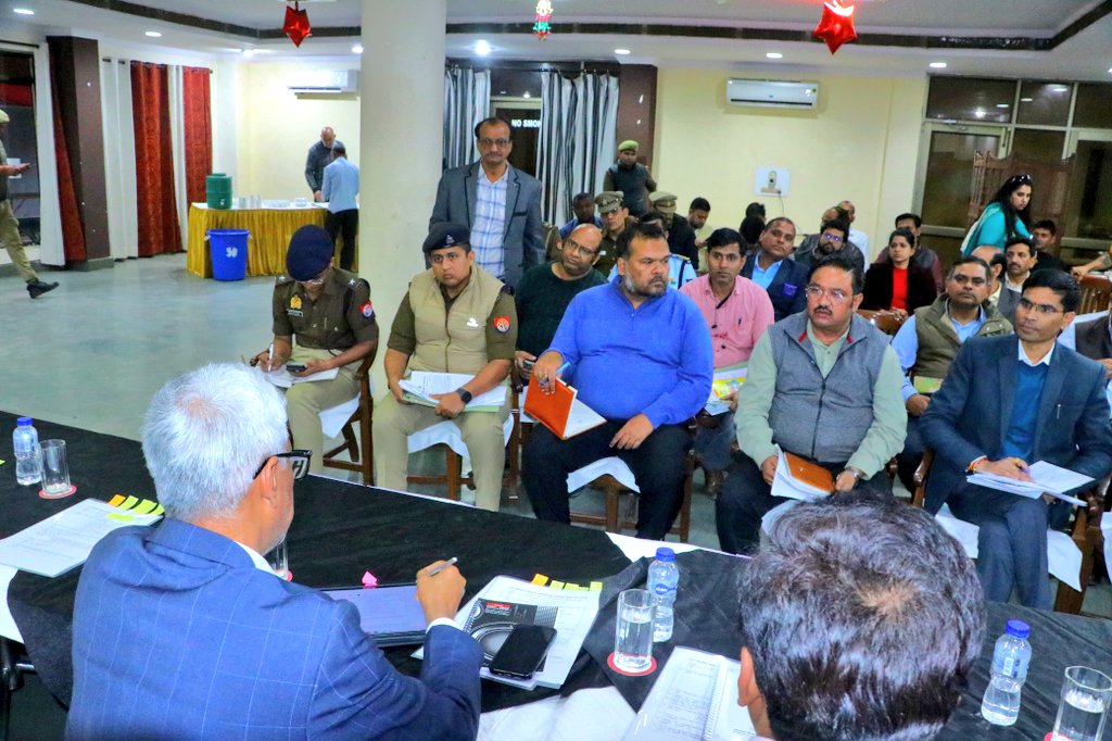 ताज महोत्सव 2025 की तैयारियों के संबंध में मण्डलायुक्त श्री शैलेंद्र कुमार सिंह जी और पुलिस आयुक्त श्री जे रविंद्र गौड़ जी की अध्यक्षता में हुई बैठक.
शहर के विभिन्न जगह पर होने वाले सांस्कृतिक कार्यक्रम एवं आयोजन को सफल बनाने हेतु पर्यटन विभाग द्वारा की जा रही तैयारियों को परखा