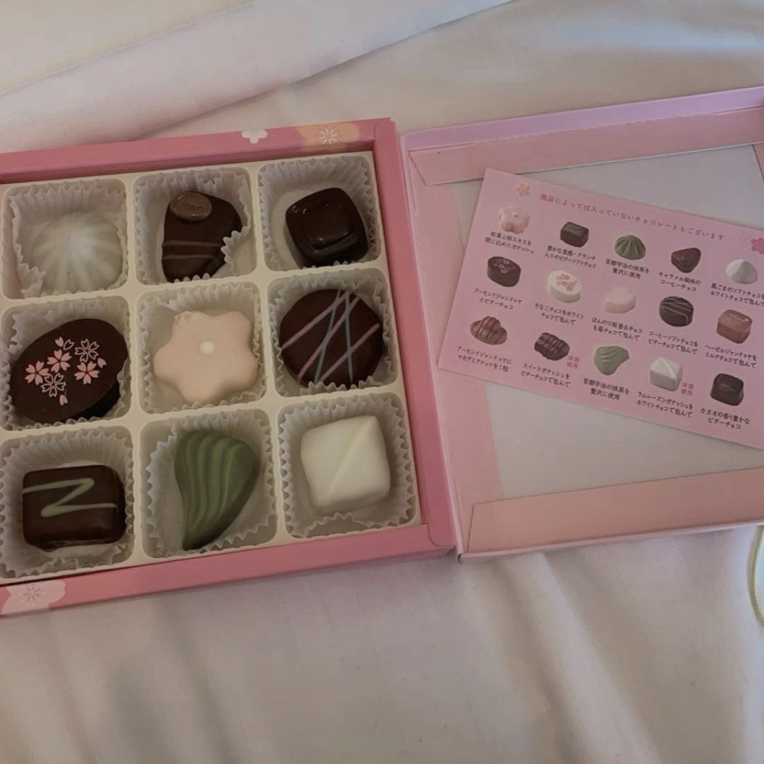 𝑭𝑬𝑳𝑰𝒁 𝑫𝑰́𝑨 𝑫𝑬 𝑳𝑶𝑺 𝑪𝑶𝑹𝑨𝒁𝑶𝑵𝑬𝑺 

︶︶︶︶︶︶︶︶︶︶︶︶︶︶

💌: Te envío este pedacito de Japón en forma de dulces. Espero que los disfrutes y que este día te recuerde lo especial que eres para mí.

𝓒𝓸𝓷 𝓬𝓪𝓻𝓲𝓷̃𝓸;

𝓟𝓸𝓹𝓹𝔂 ♡