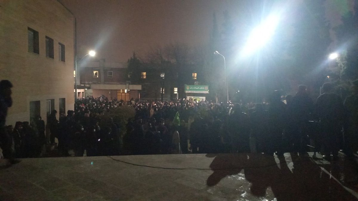 دانشگاه سنگر است، نه قتلگاه!
و باز هم خون ریخته شد، اما سکوت نمی‌کنیم! 
دانشگاه قرار بود خانه‌ علم باشد، نه میدان سرکوب.
امشب، #کوی_دانشگاه تمام قد در برابر بی‌عدالتی ایستاده‌است!