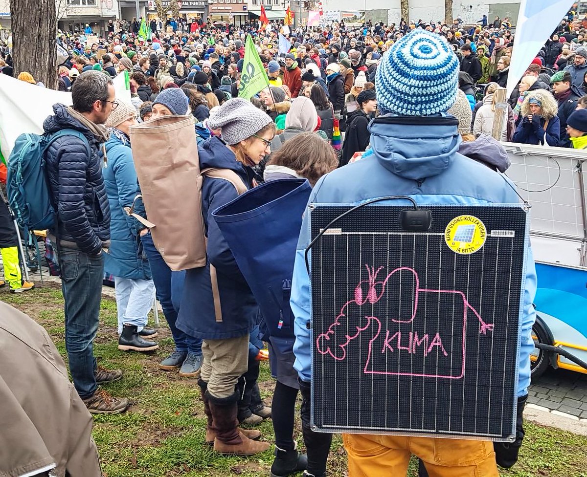 balkonsolar's tweet image. Wir waren bei #FridaysForFuture und haben uns für mehr #BalkonSolar und #Klimaschutz eingesetzt. 

Danke an alle die auch dabei waren. Kämpfen wir weiter: Um jeden #Balkon und um jedes Panel.