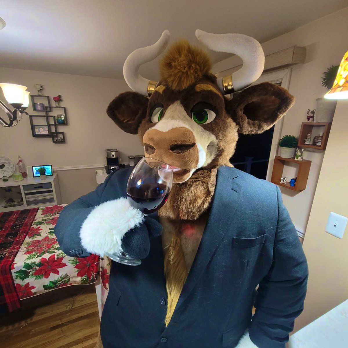 Diamond__Bull's tweet image. Cheers to the weekend! Don’t forget nothing pairs better than steak and wine for Valentine’s Day 🐂🍷
🐮 @TheGoldenMaw
📷 @AzurelHusky
#FursuitFriday