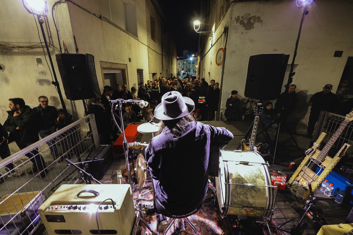 La Tornada (@la_tornada) on Twitter photo Ha tornat el ComerciART i hem obert el cap de setmana amb la música i el bon rotllo de <a href="/Sergi_Estella/">Sergi Estella</a> 🎸 Ha tornat el ComerciART i hem obert el cap de setmana amb la música i el bon rotllo de <a href="/Sergi_Estella/">Sergi Estella</a> 🎸