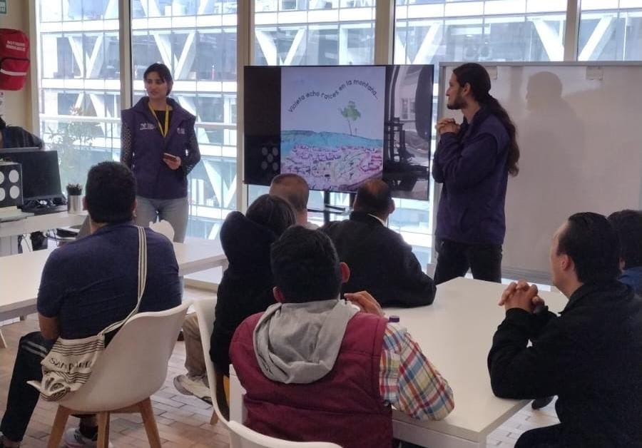 BibloRedBogota's tweet photo. 📚✨ Hoy, en la Biblioteca Pública del Deporte, ubicada en el #CentroFelicidadChapinero, iniciamos una exploración junto al Centro Integrarte Externo Chapinero. A través de la realidad aumentada y el juego, leímos  "Violeta Hecho Raíces", una historia sobre memoria, identidad y resistencia en Ciudad Bolívar 🌆🎲🌱.