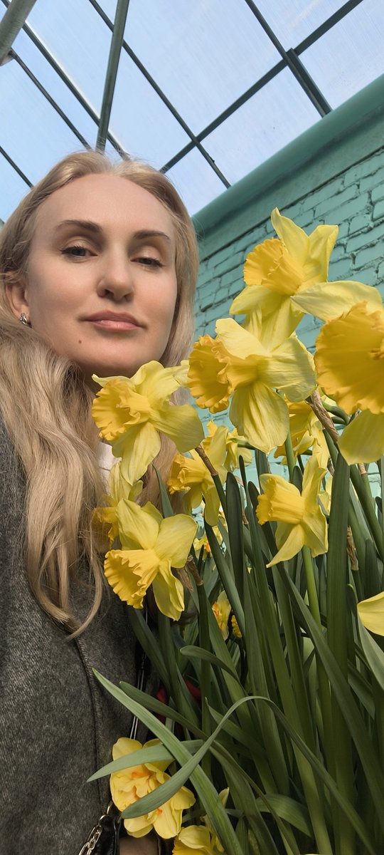 Желаю влюбленности в жизнь, просто так и без видимых на то причин! 🌺