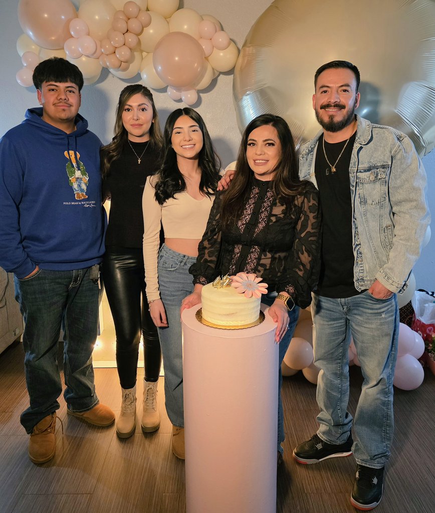 ChrisRios107's tweet photo. #HappyValentinesDay @jessical0208 love yous 😘♥️ #SiempreJuntos #MiFamilia 😘♥️ https://t.co/lCWFFNrBqB