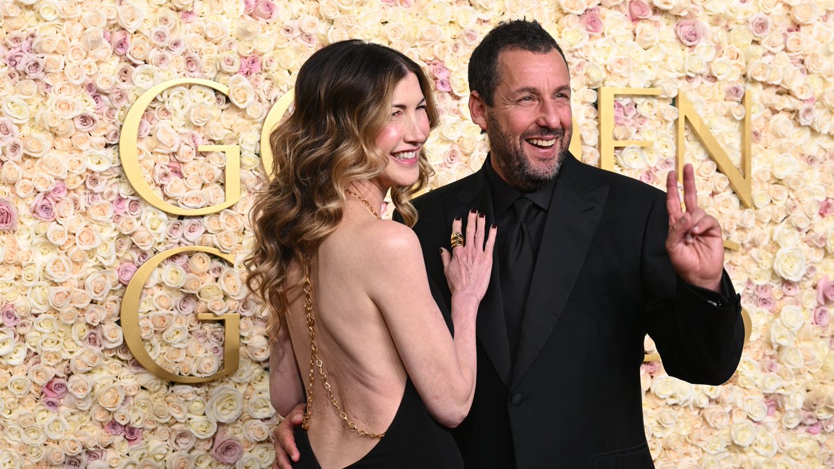 goldenglobes's tweet image. Some people give flowers for #ValentinesDay. These couples give golden moments. 🌹🏆 #GoldenGlobes