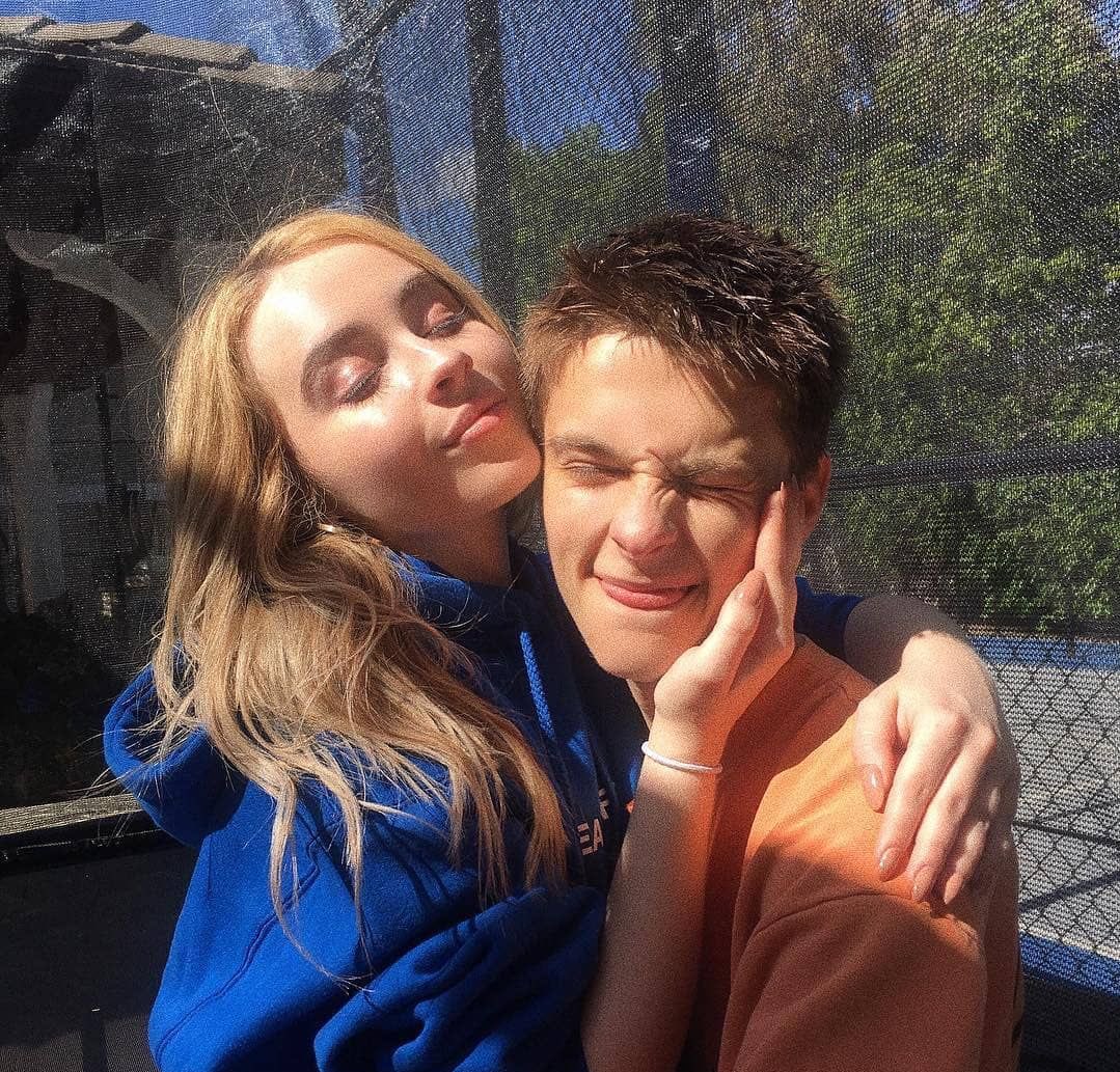 taybrinagfs's tweet photo. alguns até tentam, mas o homem da vida da sabrina sempre vai ser o corey https://t.co/b6iyBabxVG