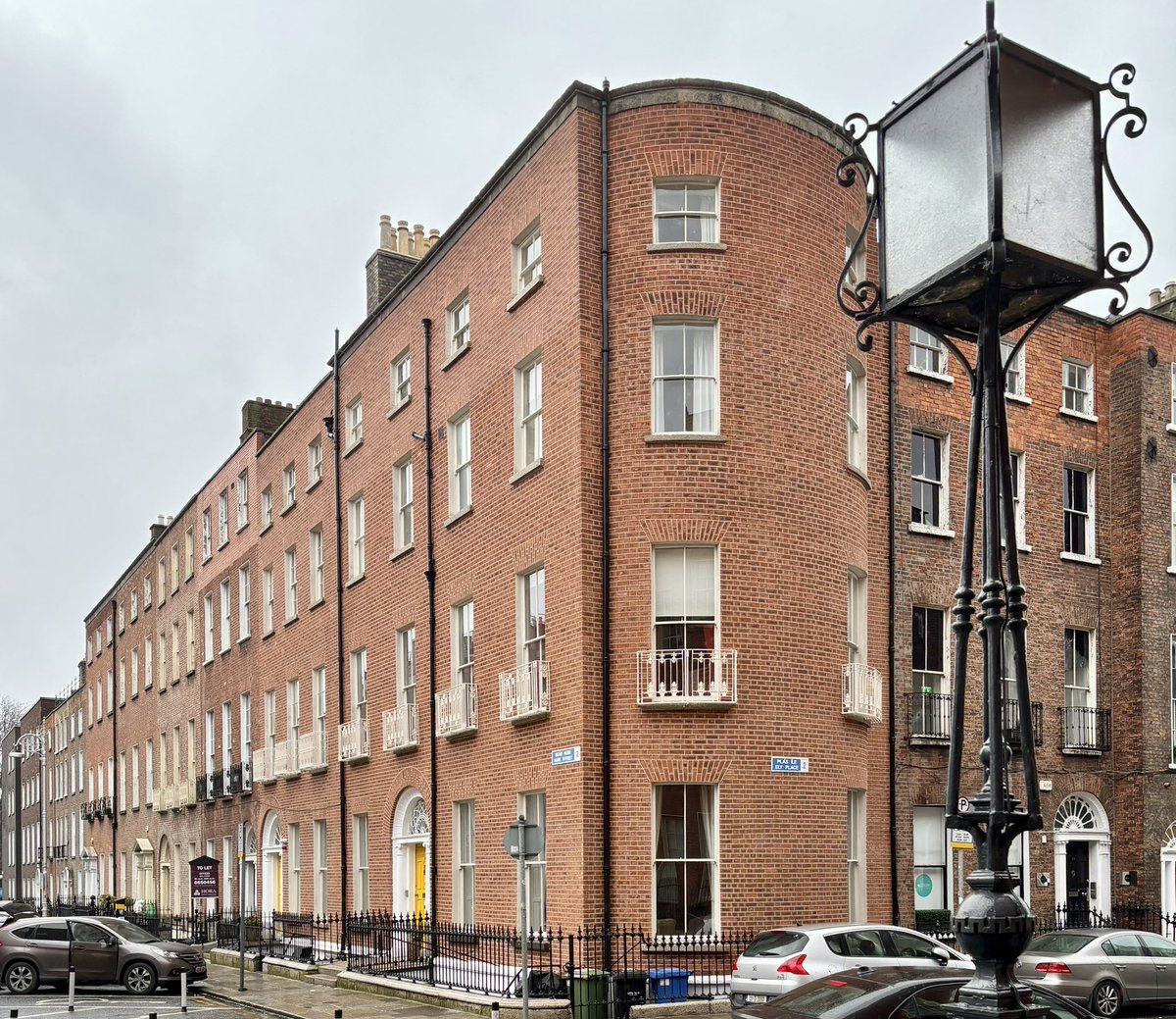 Delving in our archives, we came across this shot from 2011 taken outside Ely House. It captures the distinctive four-storey bowed end of 9 Hume Street as it deftly manages the turn onto Ely Place. This house and the adjacent 10 Hume Street were built c.1785 by Charles Thorp 🧵