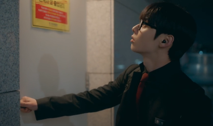 hwaquake's tweet image. his ass getting locked out on the roof im crying

#StudyGroup #StudyGroupEp7