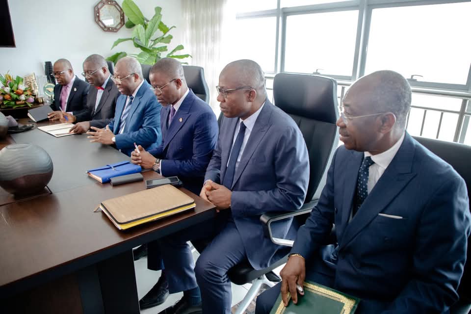 Enrico Nunziata, ambassadeur d'Italie au Congo a  échangé avec le SG du PCT, Pierre Moussa, ce 14 février 2025. 
Si ce dernier a été édifié sur la liste des 9 pays prioritaires du plan Mattei, l'italien est parti avec l'idée d'un parti organisé qui se prépare à  deschallenges.