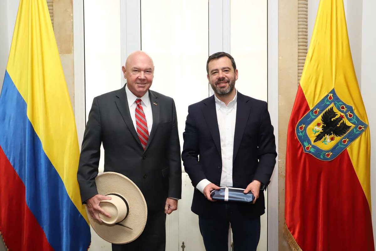 USEmbassyBogota's tweet photo. El Encargado de Negocios John McNamara visitó al alcalde de Bogotá @CarlosFGalan hoy en el Palacio Liévano para discutir nuestros intereses compartidos en abordar la migración, fortalecer el comercio de beneficio mutuo y mejorar la seguridad ciudadana. https://t.co/8lePwKhDX5