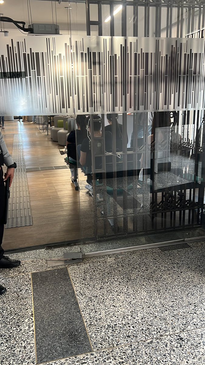 cpedwardsan08's tweet photo. Desde cuando las sede Cúcuta de la @DIANColombia se volvió privada? No se puede acompañar a los contribuyentes que no conocen del tema @petrogustavo ?? https://t.co/15RwIbQWFF