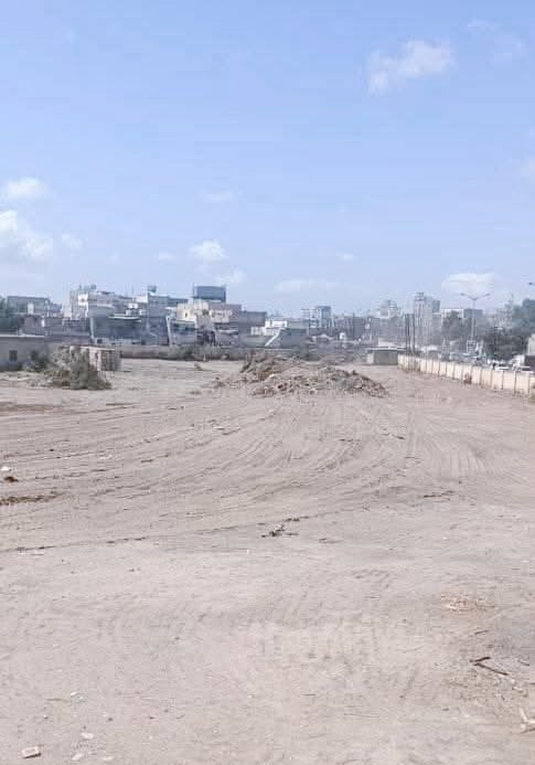 بعد أن استكملوا نهب الأراضي العامة والخاصة اليوم رجعوا لنهب أراضي خاصة بممتلكات عامة ملكيتها للشعب ، حوش النقل في عدن تم السيطرة عليه والإنتقالي هو سلطة الأمر الواقع في عدن والمحافظ يقولون إنه انتقالي وانا اشك في ذلك ووزير النقل انتقالي والمفروض لا يسمحون بذلك ولكن عندما يكون