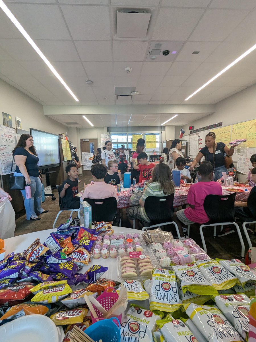 MissJ_ACE's tweet photo. Happy Valentine's Day from my #FantasticFourth family to yours!!! #ValentinesDay #FriendshipParty @HumbleISD_ACE @RReniekaw https://t.co/6L4gYAmu2n