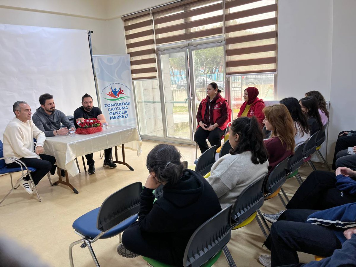 GSB_CaycumaGM's tweet photo. Kariyer günleri programı kapsamında bugün gençlik merkezimizde Dr. Selahattin Tahtabacak ve Dr. Gökhan Kılıçarslan'ı ağırladık. Doktorluk mesleğinden gençlerimize bahsederek, önerilerde bulundular. Kendilerine teşekkür ediyoruz. https://t.co/meHfsqcuIz
