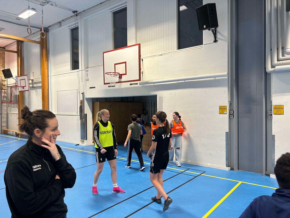 En riktigt lyckad kväll tillsammans med Ung i Lidköping ⚽️ @ungilidkoping . Ca 30 st taggade barn och ungdomar dök upp till Fredriksdalskolans gympasal för fotboll, glädje och gemenskap.

❤️🖤

#viärLFK #tillsammans