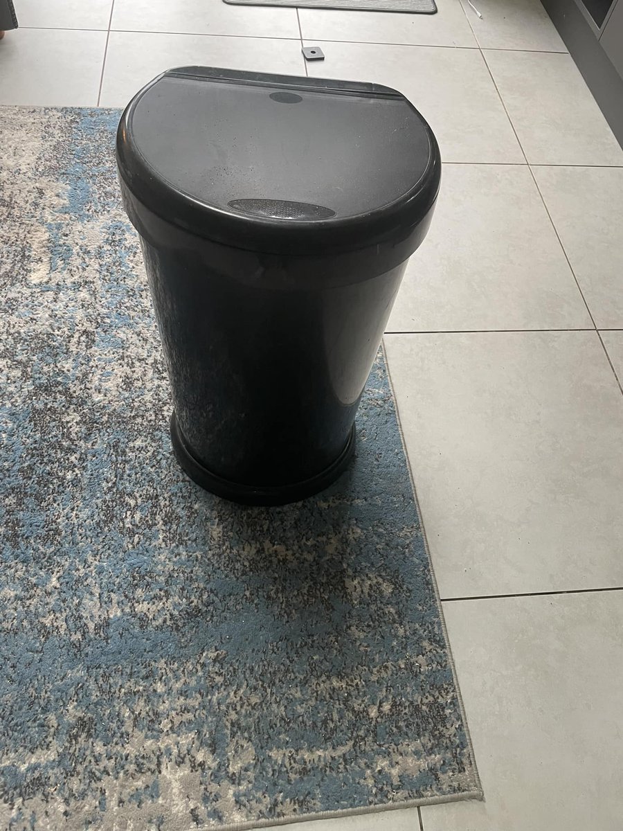 francewitch's tweet image. MORE #FREESITE SHIT...a used kitchen bin. 10 people wanting. WTF 😳