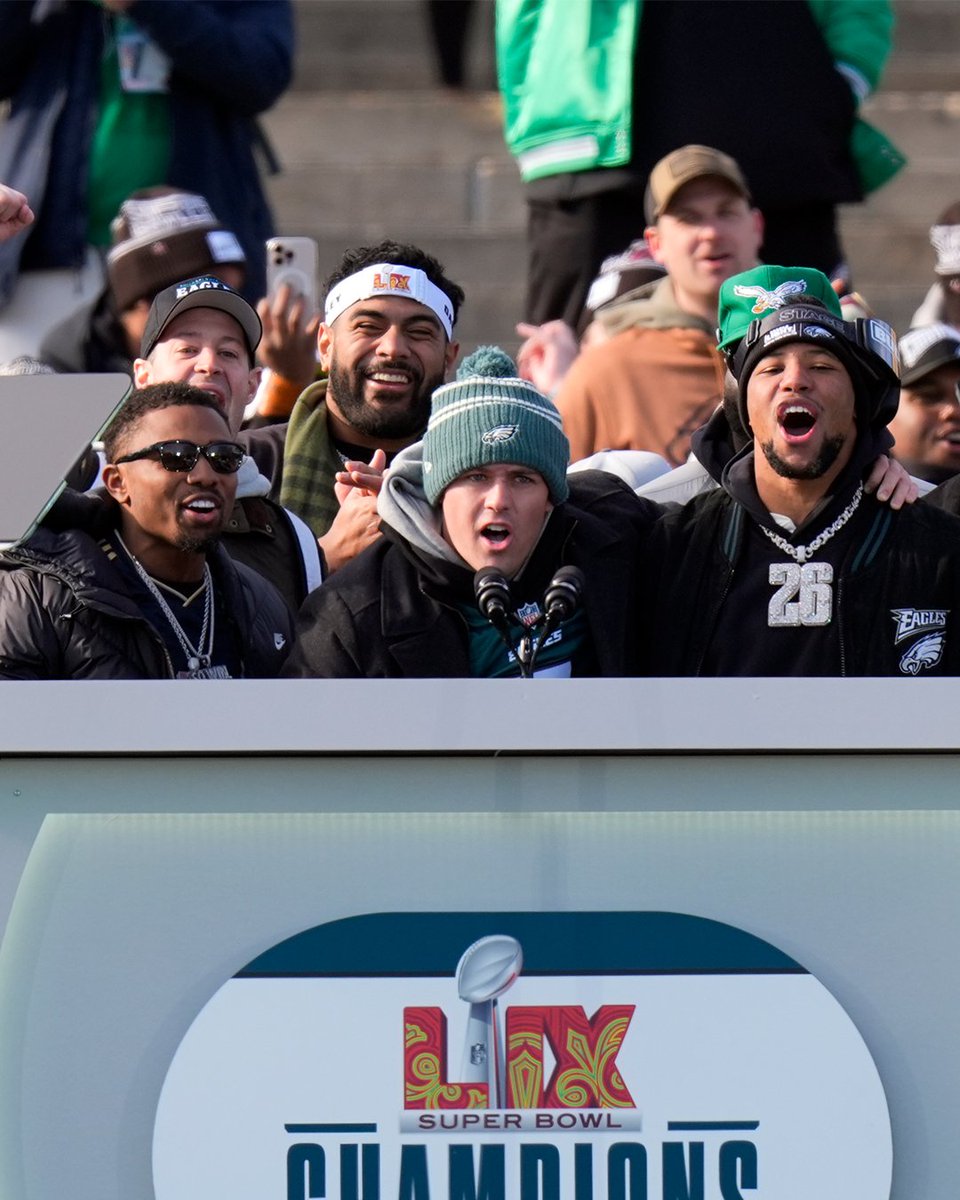 Saquon Barkley brought to the stage Ryan Quigley, an Eagles fan and New Orleans terror attack survivor, for his speech at the Super Bowl parade.

An awesome move by Saquon 👏💚