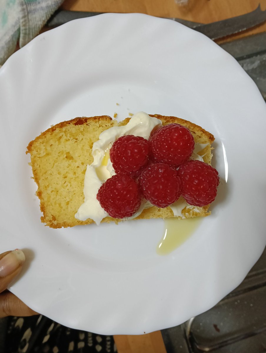 Litteraliste's tweet photo. Soft lemon cake 🍋, olive oil, mascarpone and raspberries. https://t.co/iyeohetzKn