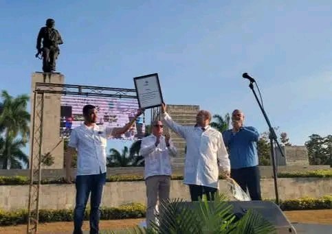 En la mañana de ayer la Universidad de Ciencias Médicas celebró su 56 graduación. Los nuevos profesionales de la salud recibieron sus títulos, a la vez que se comprometieron a brindar sus servicios para mejorar la salud de nuestro pueblo. 
#CubaPorLaVida