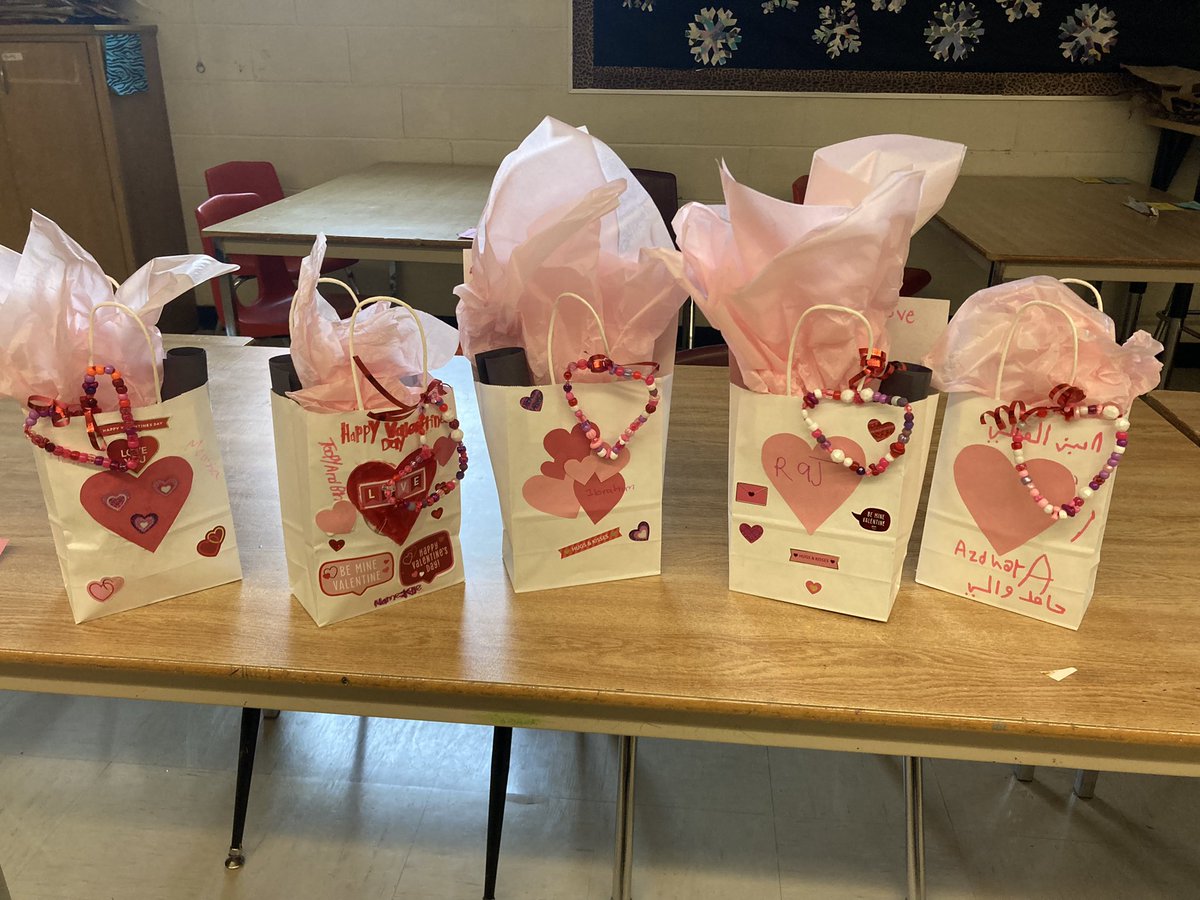 VChetcuti's tweet image. #DEart made Valentine’s gift bags to share with their families.