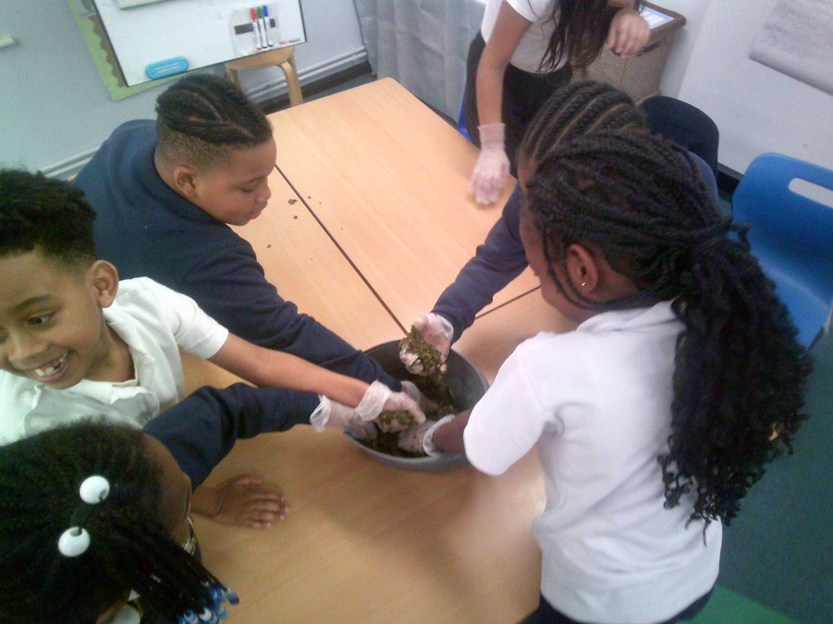 Y3 getting involved in an exciting project on dyeing and weaving.
Y3 is diving into an exciting project involving fabric dyeing and weaving! Eager to explore this vibrant craft. #TextileArt #CreativeJourney