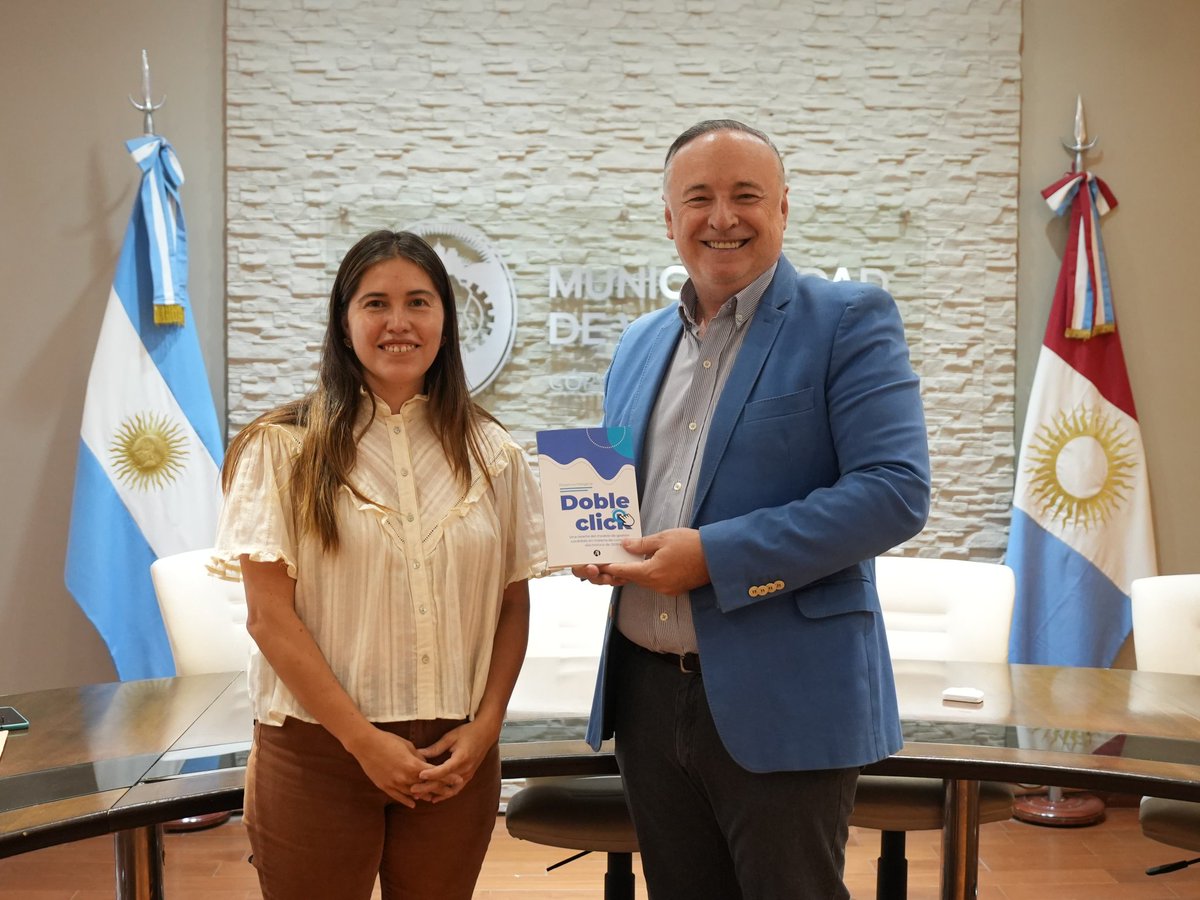 accastelloedu's tweet photo. Tuve el placer de acompañar a @Margaria_Flor, Politóloga y empresaria Pyme, autora del libro "Doble Click", una obra que plasma una experiencia de gestión innovadora.

"Doble Click" recorre las políticas de comercio electrónico en Córdoba entre 2019 y 2023, cuando, desde el Ministerio de Industria, Comercio y Minería del Gobierno de la Provincia, apostamos a la digitalización como una herramienta comercial clave para darle mayor competitividad a las empresas, permitiendo que se integren de manera más eficiente a los mercados globales.

Me enorgullece haber sido parte de este proceso, aportando la visión de las políticas que llevamos adelante para potenciar a las PyMEs y emprendedores.

¡Felicitaciones Florencia por este logro!