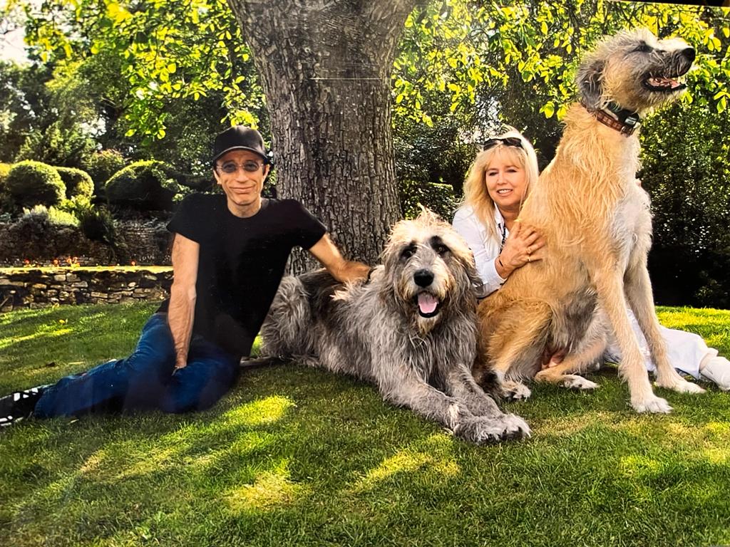 DwinaGibb's tweet image. It was always Red Roses Day.  Remembering Robin today especially. Wishing he was still here. 

Xxx Dwina xxx

#RememberingRobinGibb #RedRosesDay #BeeGeesForever #RobinGibbForever #MissingYou #LoveNeverDies #GibbFamily #BeeGeesLegacy #BeeGees #ValentineDay #DwinaGibb #RobinGibb