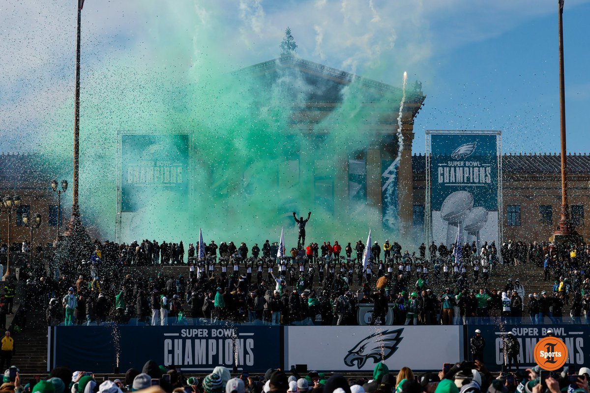TheyarenotPhly's tweet photo. Just incredible, like what the team did all year long the speeches were a team effort, I only wish Jalen ended his speech with “Hurts don’t it” #phillyparade #GoBirds #flyeaglesfly #superbowlchamps https://t.co/In40ftGpCx