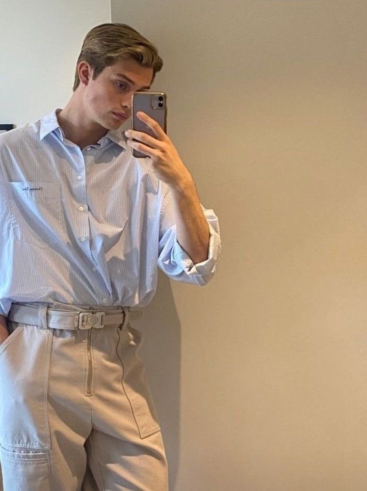 fic idea so good i’m back to tweet it out even though im not supposed to be here (the idea isn’t even that good but i just miss being chronically online. i will be logging back off straight after posting this though)