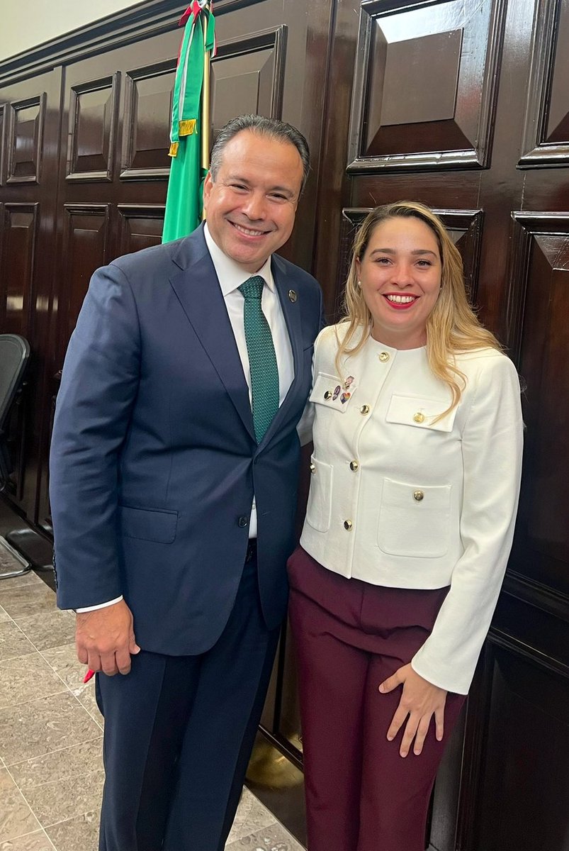 acanaanc's tweet photo. El alcalde de Hermosillo @tonoastiazaran y la regidora @FanyDuarte33 se saludan hoy en el día del amor y la amistad.

Ella es regidora en el cabildo por @MorenaenSonora y la más férrea crítica y adversaria política del alcalde y del gobierno municipal sin embargo aquí el alcalde demuestra que no guarda odios ni rencores sino que se dedica a trabajar y construir en favor de los hermosillenses.

A diferencia de los REPRESORES y AUTORITARIOS del @gobiernosonora que no admiten críticas ni opiniones contrarias y, que se han dedicado a perseguir y encarcelar a manifestantes pacíficos y a fabricar carpetas de investigación en contra de disidentes.

No cabe duda que no son iguales!